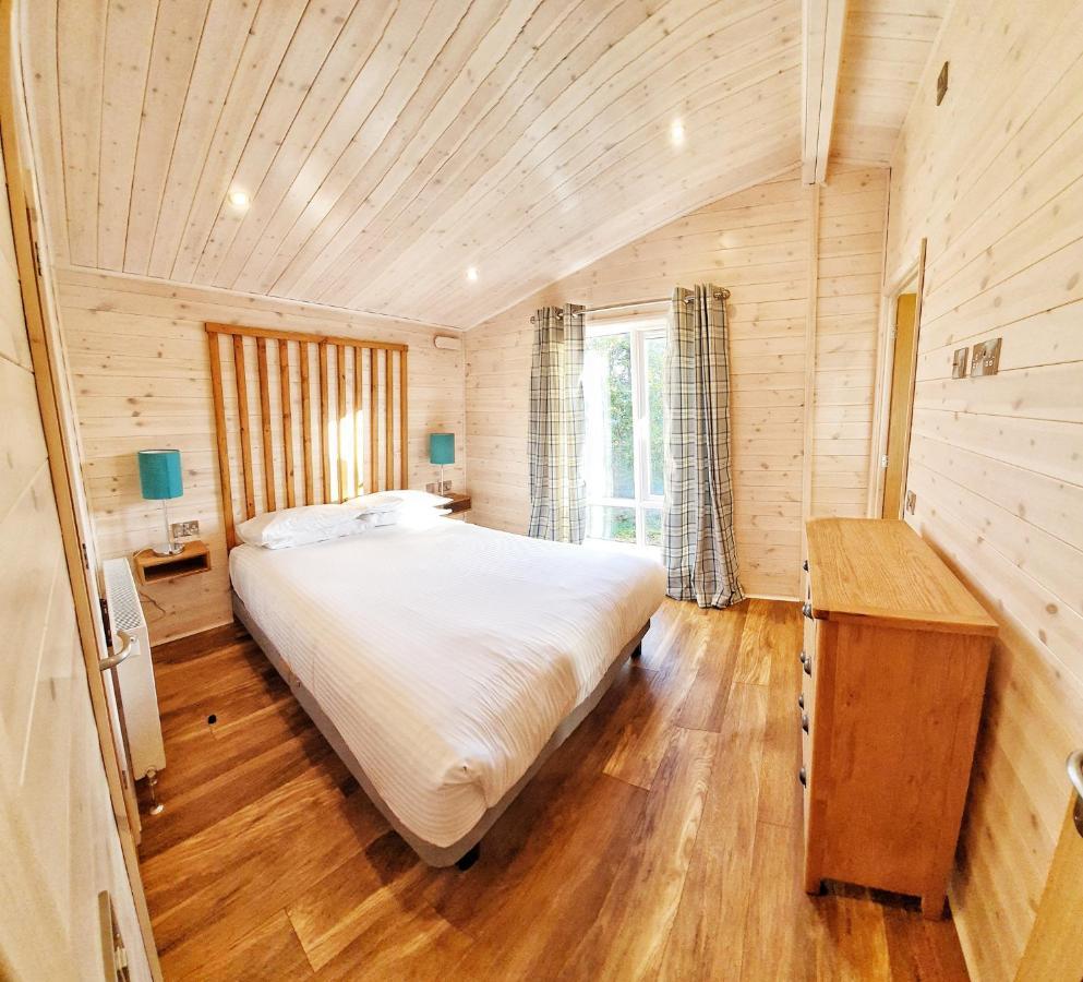 Skyline Lodge Loch Lomond Castle Lodges Balloch Bagian luar foto