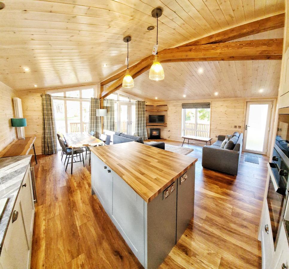 Skyline Lodge Loch Lomond Castle Lodges Balloch Bagian luar foto