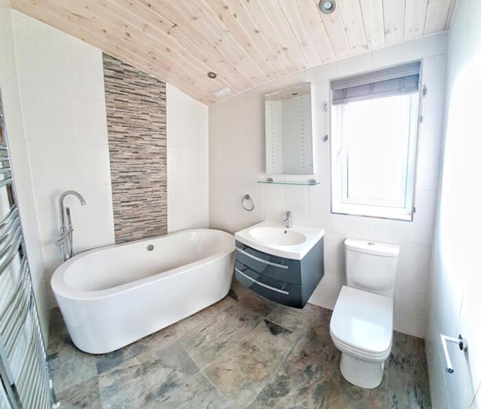 Skyline Lodge Loch Lomond Castle Lodges Balloch Bagian luar foto